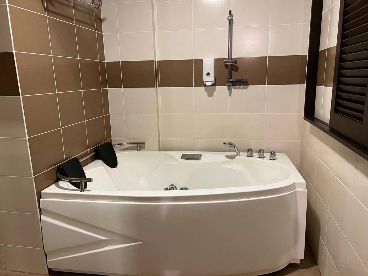 Homestay Melaka B Lagoon Studio Apartment Free Waterpark Tickets Kampong Bukit Beruang Esterno foto